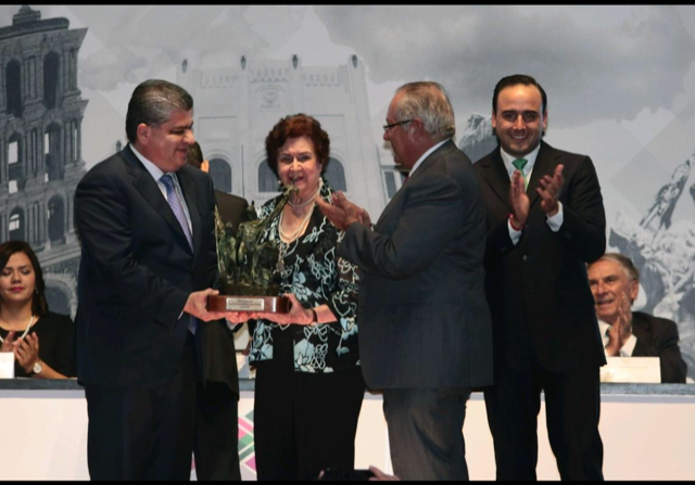 ENTREGAN GOBERNADOR Y ALCALDE LA PRESEA SALTILLO