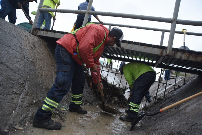 Trabaja Municipio de Saltillo en limpieza y desazolve de rejillas pluviales
