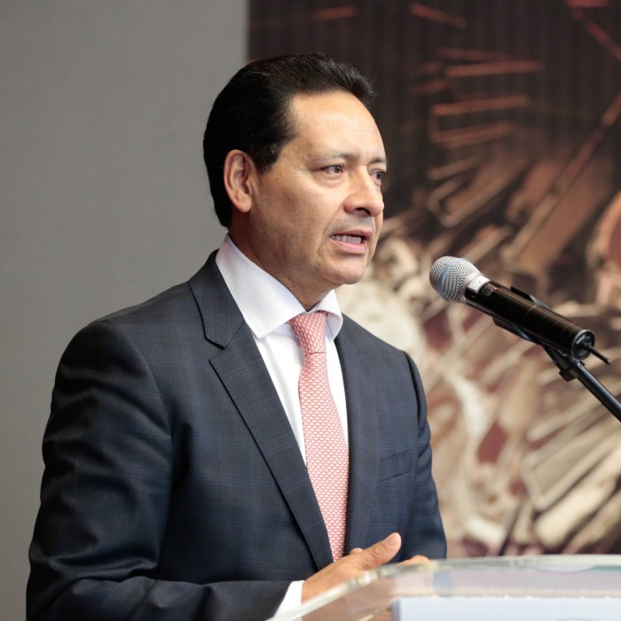Senado paga viaje de funcionario a Europa... con todo y su familia