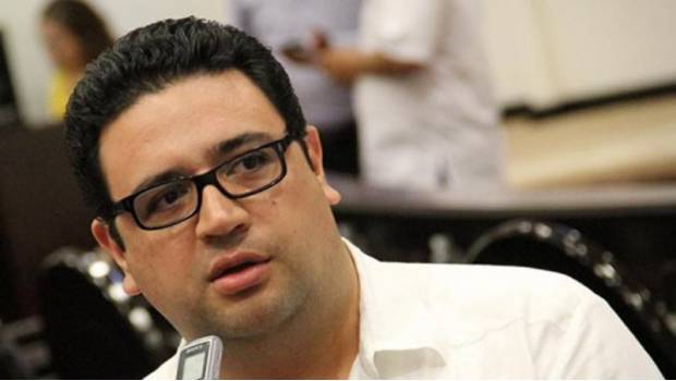 Senador acusado de violencia familiar se fuga de audiencia