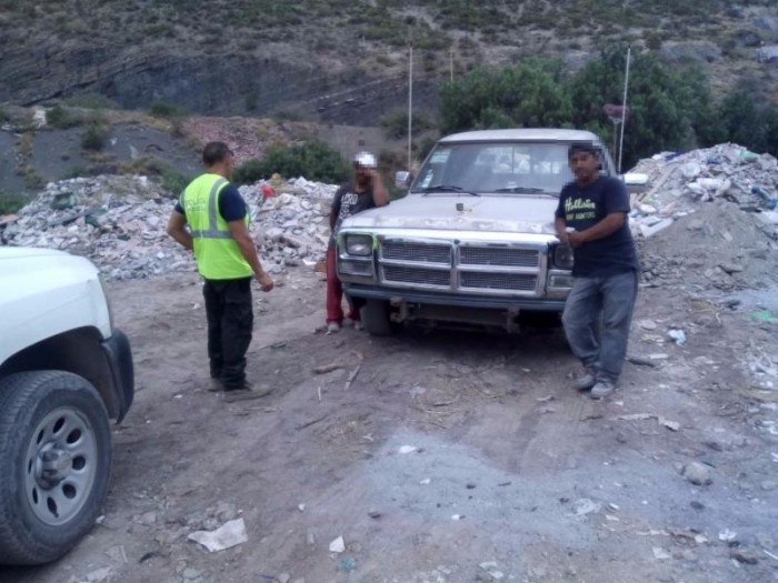 Detiene Policía Ambiental a otros dos tirando escombro.