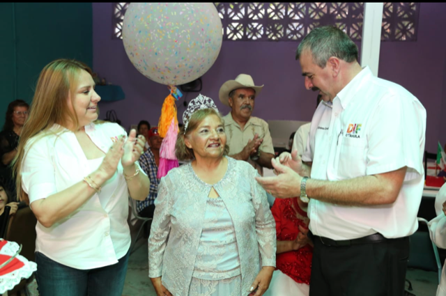 CORONA PRESIDENTA DEL DIF A REINA DEL ADULTO MAYOR