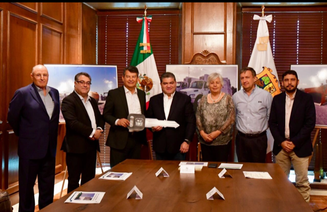 BANCO DE DESARROLLO DE AMÉRICA DEL NORTE ENTREGA A COAHUILA 3 CAMIONES RECOLECTORES