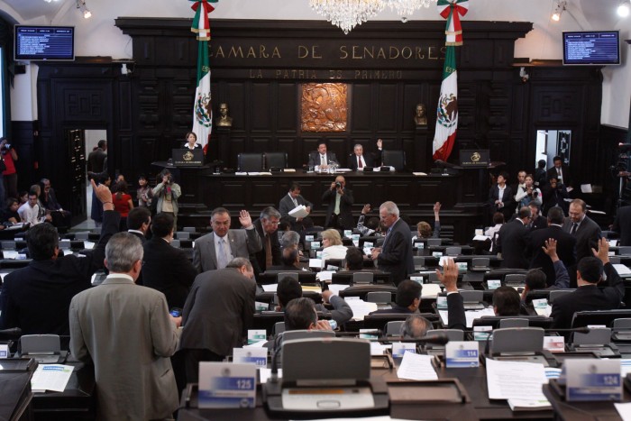 No más seguro de gastos médicos a Senadores y otros funcionarios.