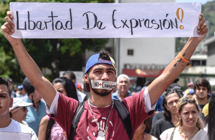 Maduro silencia a los medios digitales en Venezuela