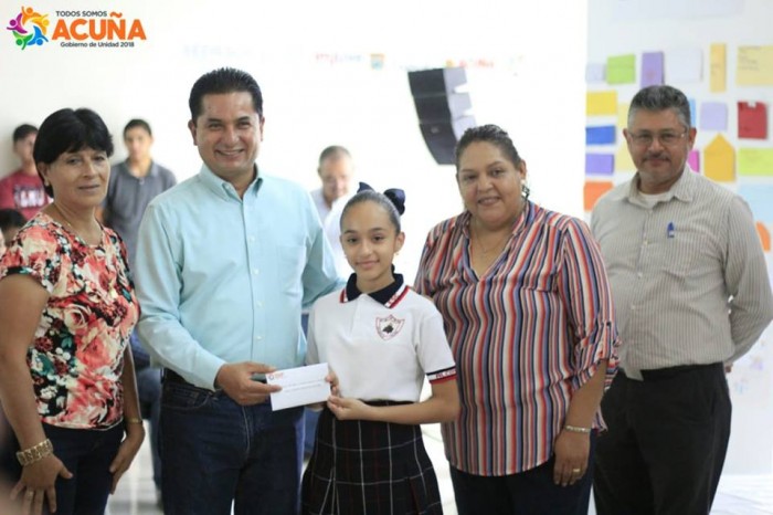 Premia Acuña Dif Acuña a Ganadores del Concurso “Carta a mi abuelo" en Acuña Coahuila.
