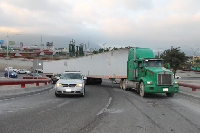 Interesa a López Obrador asunto sobre los tráileres de doble remolque en carreteras