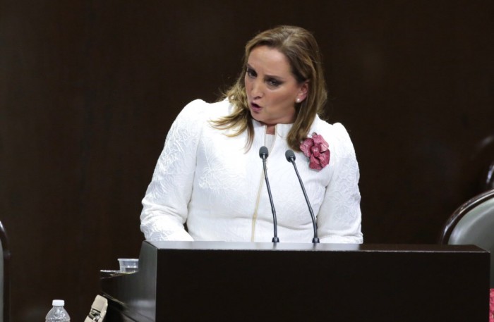 Interrumpen discurso de Ruiz Massieu con porras para AMLO y conteo por los 43
