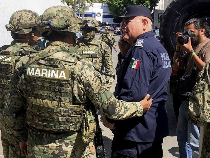 Militares y Marinos toman el lugar de la policía en Acapulco; detienen al titular de seguridad pública