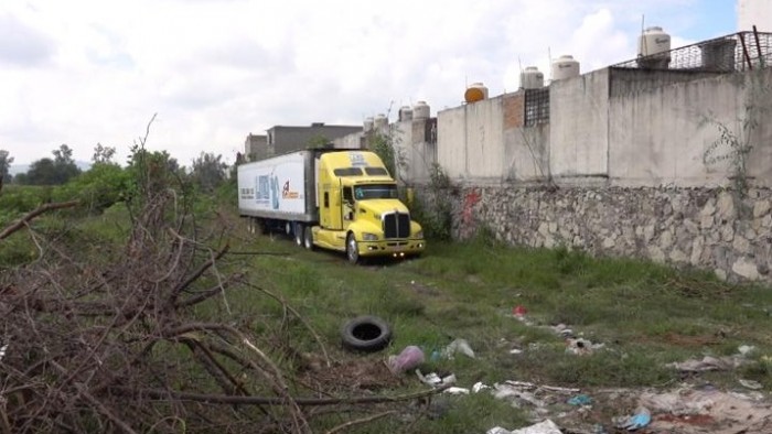 Hallan tráiler cargado con 157 cadáveres; ¡autoridades lo abandonaron!