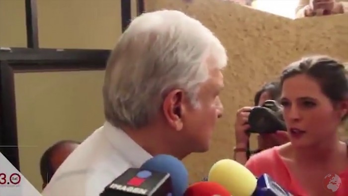 Indigna comportamiento abusivo de AMLO al besar a reportera.
