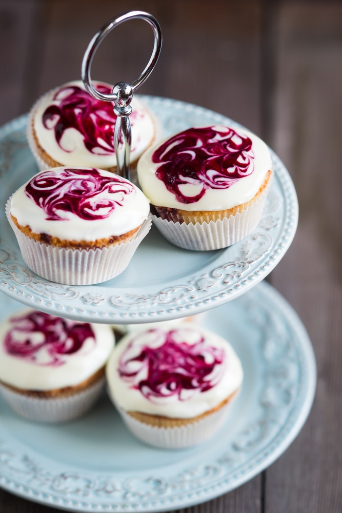 Cupcake de pie de queso con frambuesa.