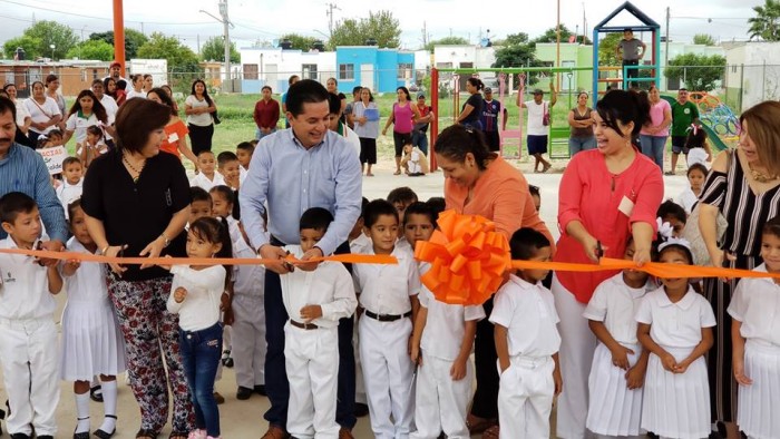 Entrega Roberto De Los Santos Vazquez Techo "MallaSombra" en JardinDeNiños "México" de Acuña Coahuila.
