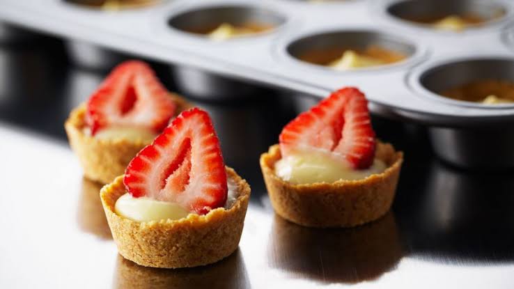 Tartas de crema pastelera y fresas, sin horno.
