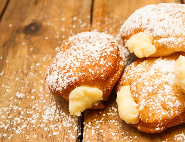 Bombas rellenas de crema pastelera.