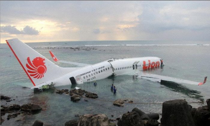Un avión se estrella con 189 personas a bordo en el mar de Yakarta, Indonesia; no hay rastro de sobrevivientes