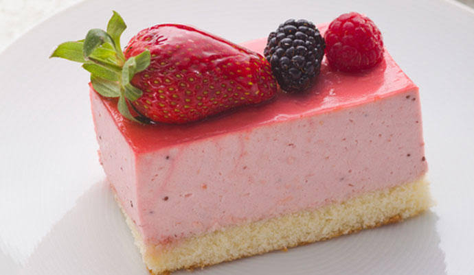 Pay con mousse de fresa.