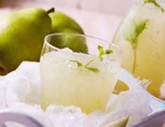 Bebida detox de pera.