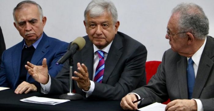 AMLO va por cambio constitucional para hacer más consultas