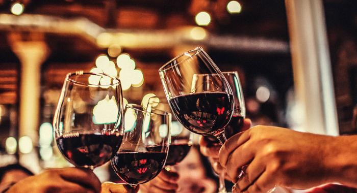 Errores que cometes al pedir vino en un restaurante
