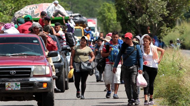 Caravana migrante cambia de estrategia; Buscan llegar a CDMX en autobús