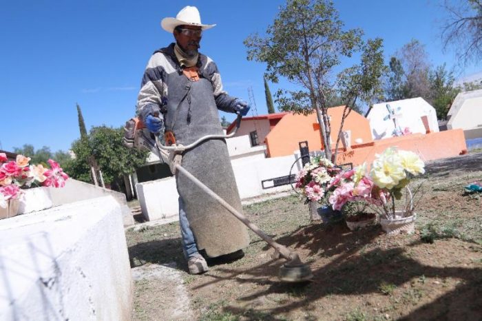 Realizan limpieza y mantenimiento en cementerios de la ciudad
