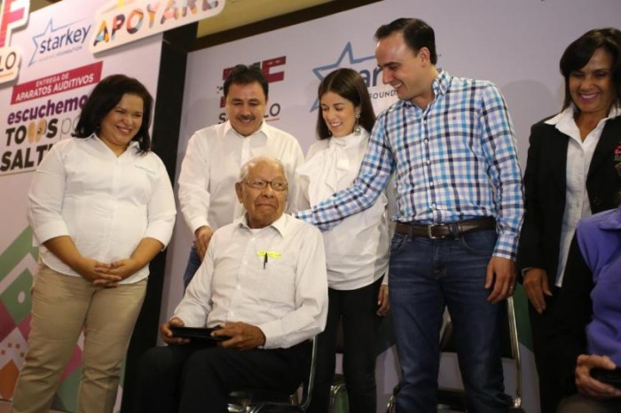 Sociedad y gobierno entregan miles de aparatos auditivos