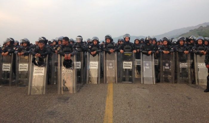 Policía Federal frena entrada de Caravana Migrante a Oaxaca