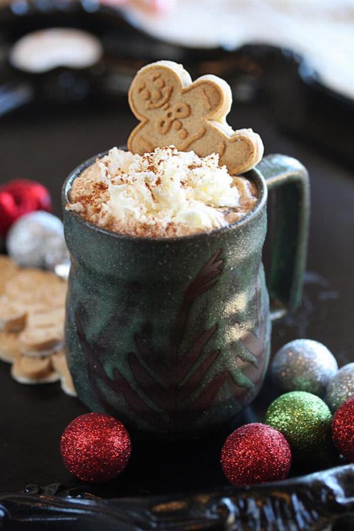 Chocolate caliente con galleta de jengibre.
