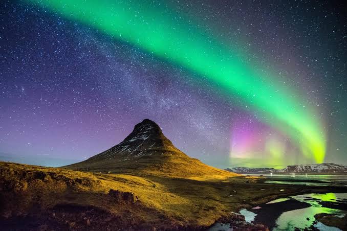 Viaja a Islandia.
