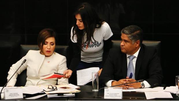 Pide Robles pruebas de desfalcos; le entregan ejemplar de 'La Estafa Maestra'