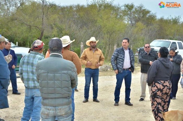 Recorre ejidos La Pileta y La Esmeralda alcalde Roberto de los Santos