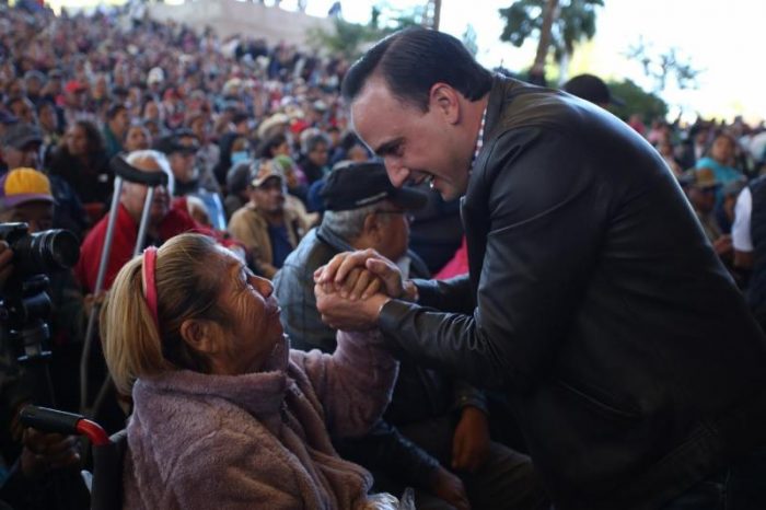 Apoya Manolo a adultos mayores