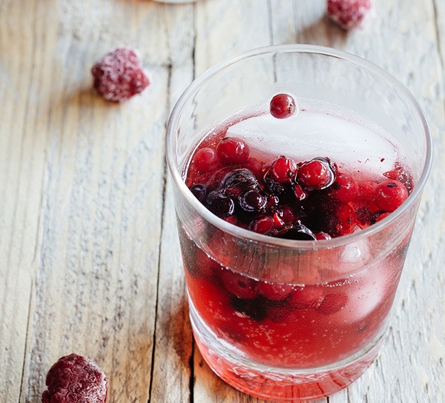 Coctel de vino espumoso con frutos rojos.