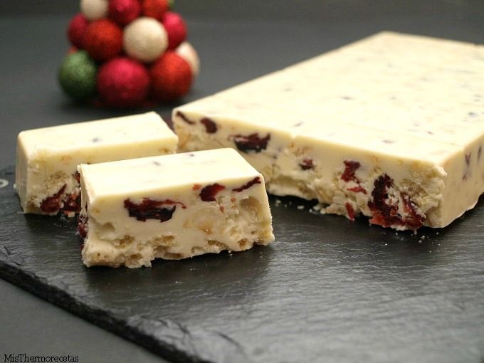 Turrón de chocolate blanco con arándanos y avellanas