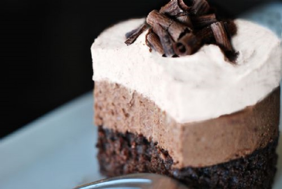 Pastel de tres chocolates.
