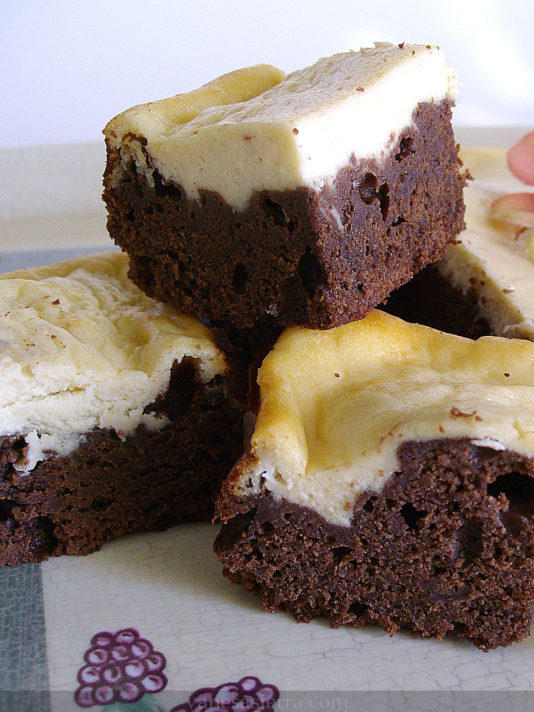 Brownie con pay de queso.