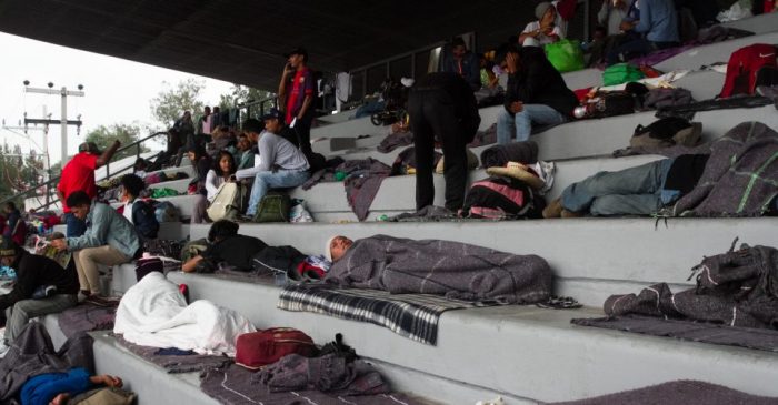 Carpas, cobijas, y comida: CDMX espera albergar a 5 mil migrantes; han llegado 800