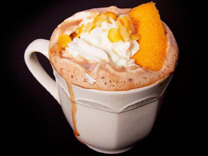 Chocolate caliente con naranja.