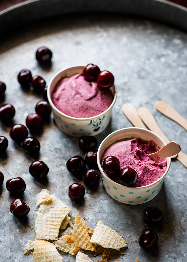 Helado de yogurth con cereza.