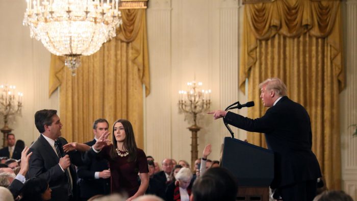 Trump retira la acreditación permanente al periodista que llamó "maleducado y terrible"