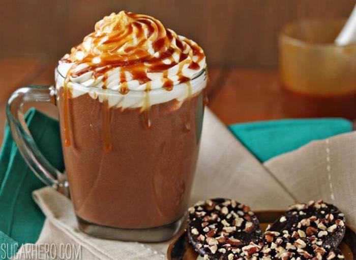 Chocolate caliente sabor caramelo.