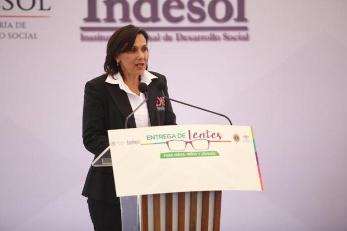 Entregan lentes a niñas, niños y jóvenes saltillenses