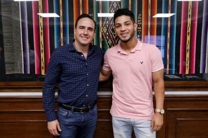 Manolo reconoce logros de saltillense campeón del mundo