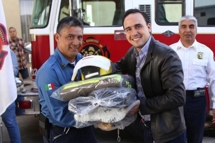 Entrega Manolo Jiménez equipos de seguridad a Bomberos