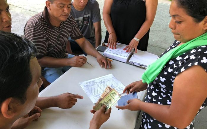 Migrantes centroamericanos reciben primer pago por el programa 'Estás en tu casa'