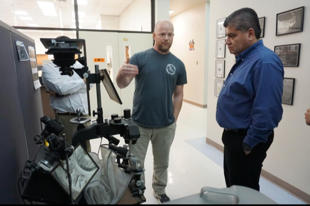 GOBERNADOR RIQUELME VISITA LABORATORIO DE CRIMINOLOGÍA DE LUISIANA