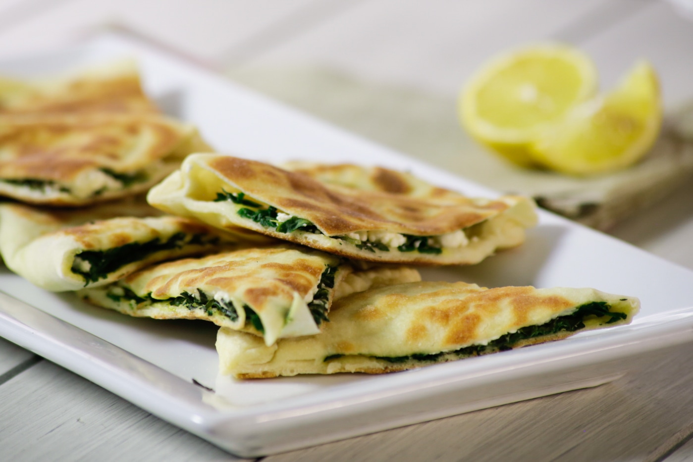 Pan Arabe con espinaca y queso feta.