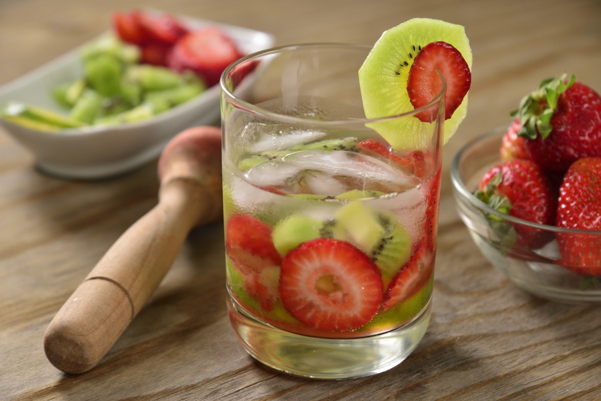 Caipiriña de fresa con kiwi y vodka.