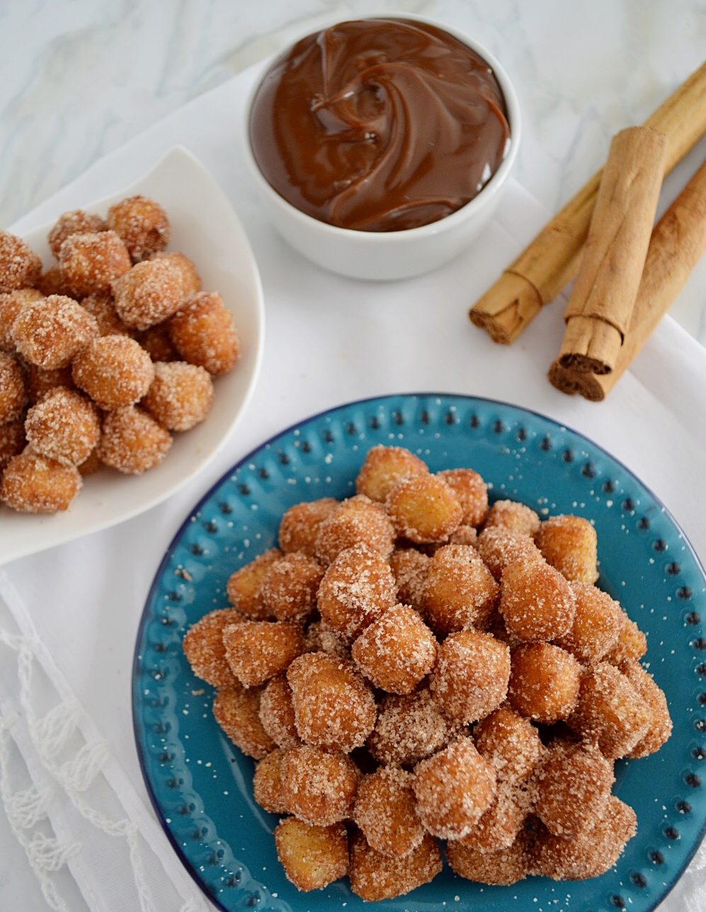 Bolitas de churro con chocolate.